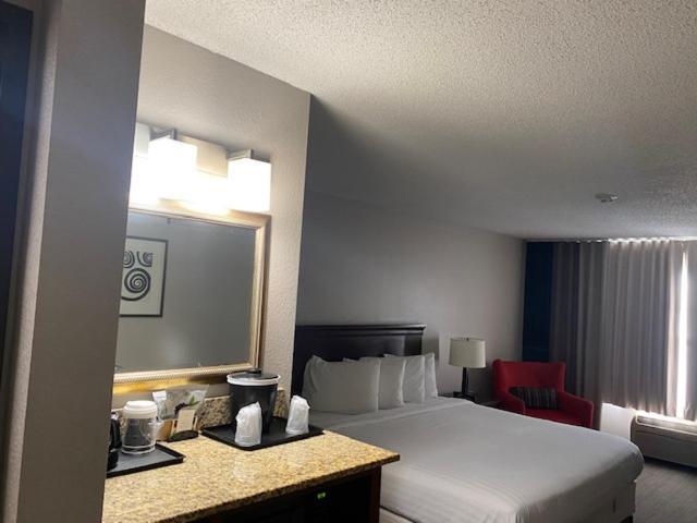 Country Inn & Suites By Radisson, Kansas City At Village West, Ks 보너 스프링 외부 사진